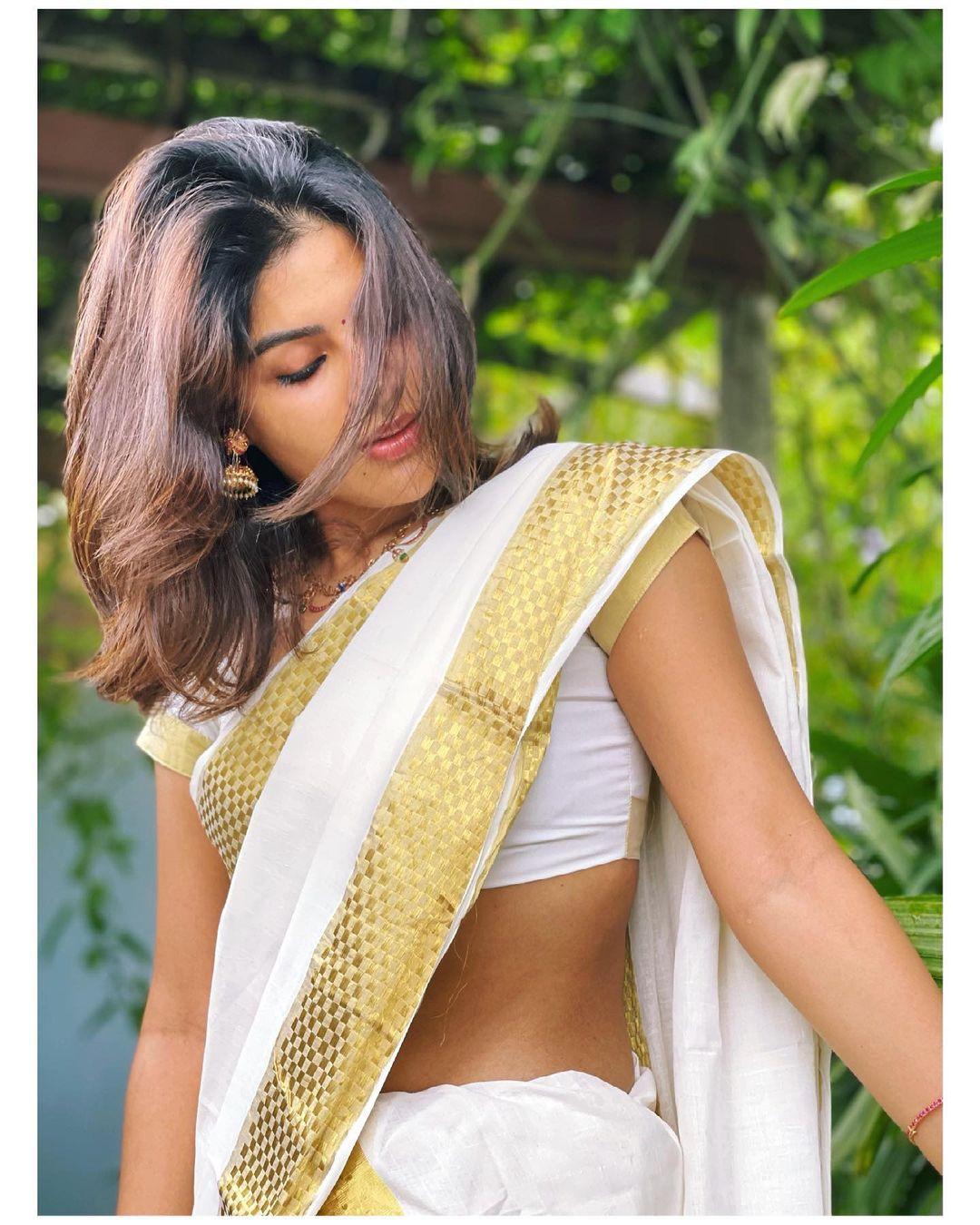 Samyuktha Menon in kerala saree hot photos |Samyuktha Menon latest hot and sexy stills