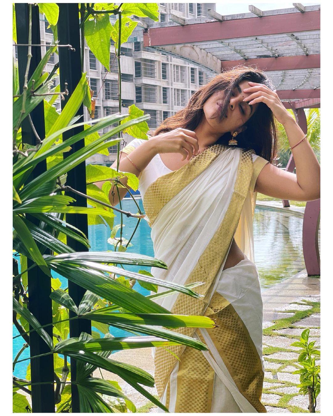 Samyuktha Menon in kerala saree hot photos |Samyuktha Menon looking very glamorous pictures