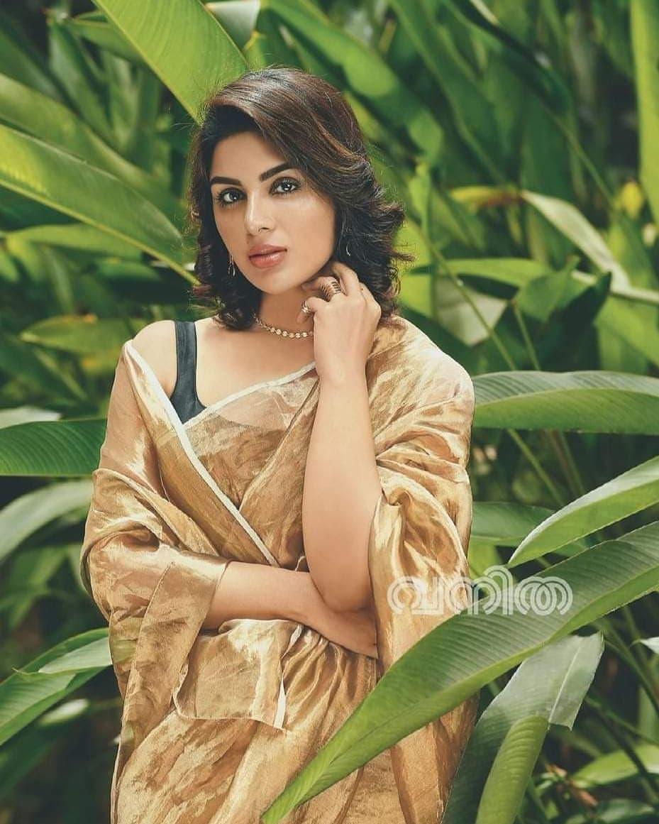 Samyuktha Menon in kerala saree hot photos | Samyuktha Menon very glamorous photos gallery