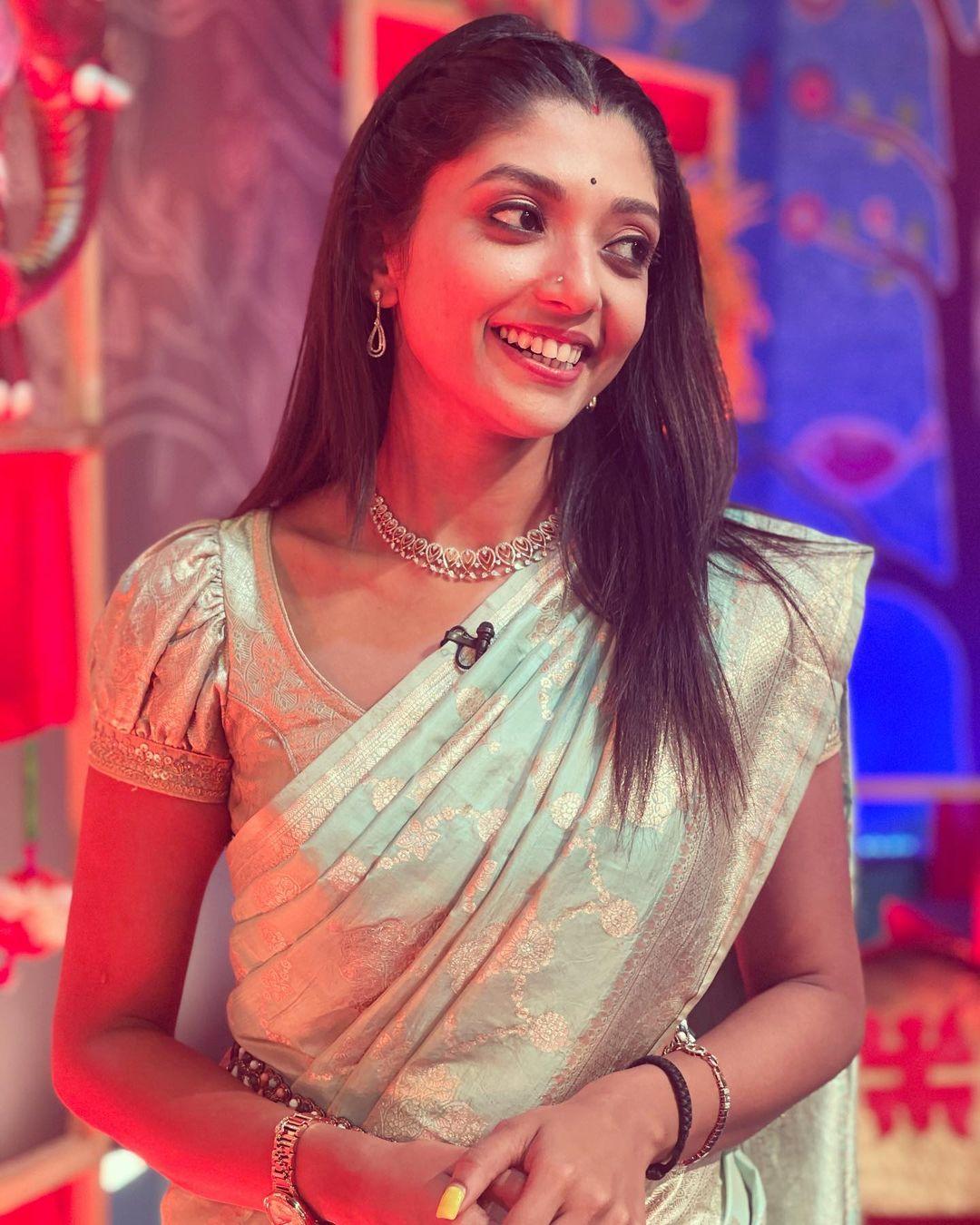 Actress Devlina Kumar looking very beautiful photo gallery | Bengali actress Devlina Kumar in saree hot photos