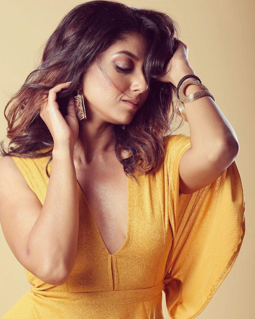 Devlina Kumar exposing hot photos gallery | Devlina Kumar very glamorous and beautiful photo gallery