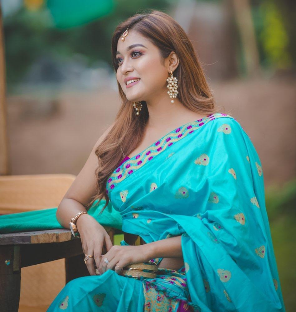 Assamese actress Debashree Gogoi looking very glamorous photos gallery| Debashree Gogoi in saree hot photos gallery