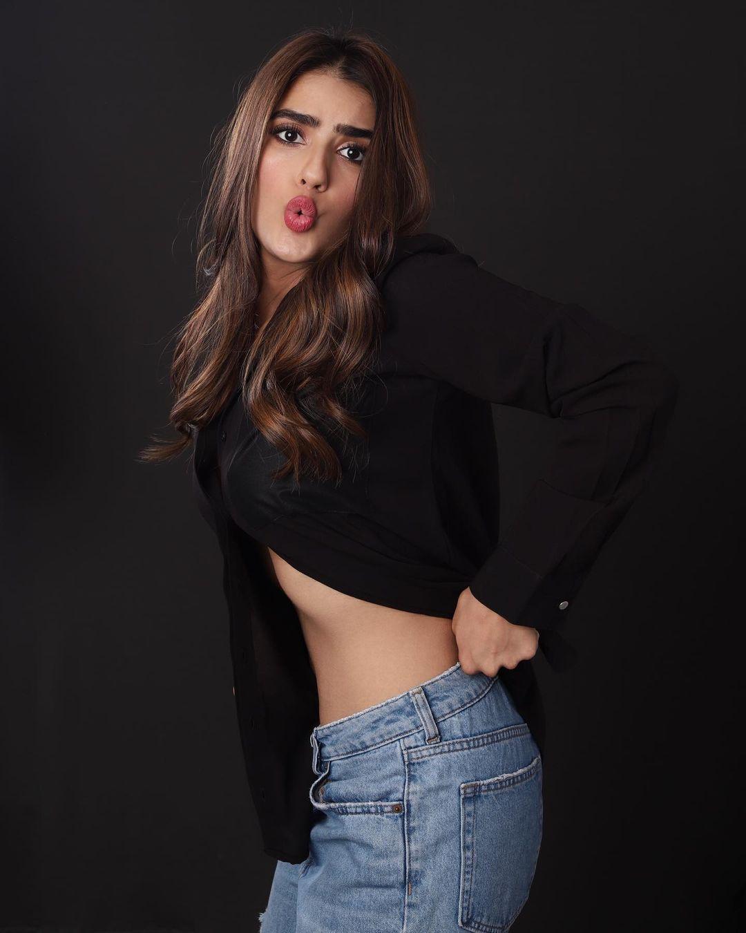 Kavya Thapar very glamorous and cute photos| Telugu actress exposing hot photos