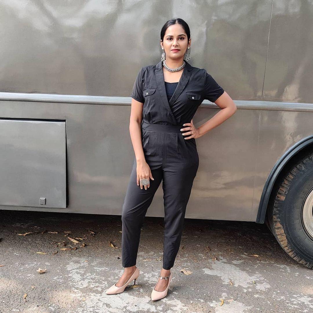 Lakshmi Priyaa beautiful and cute photos | Malayalam actress Lakshmi Priyaa Chandramouli hot and sexy stills