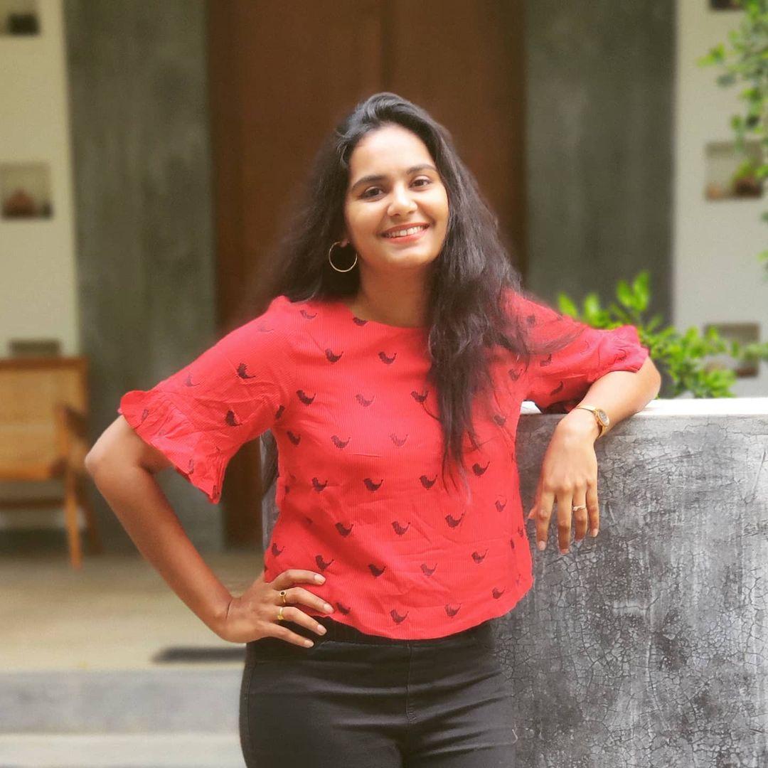Lakshmi Priyaa beautiful and cute photos gallery | Malayalam actress Lakshmi Priyaa Chandramouli hot and sexy stills