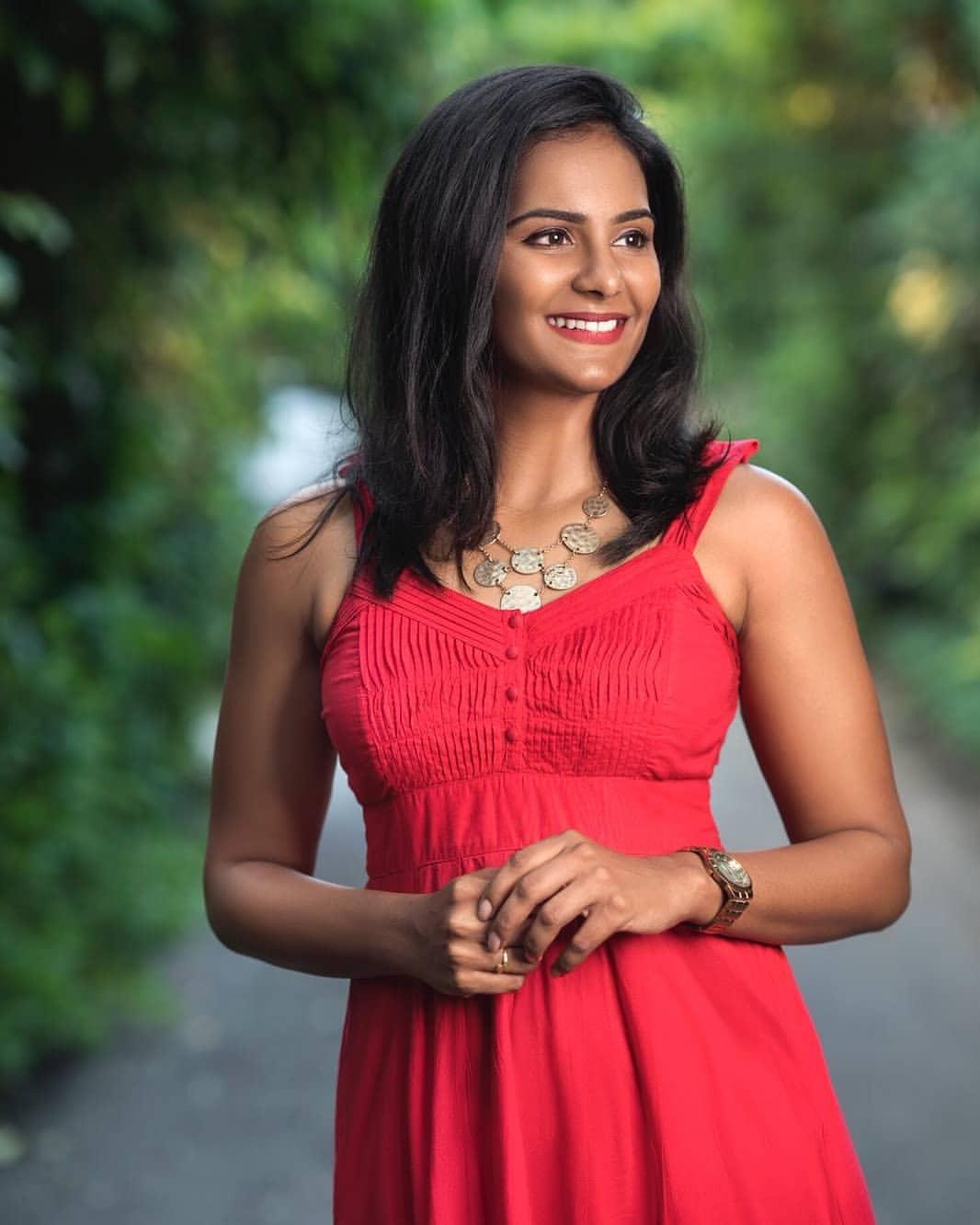 Lakshmi Priyaa exposing latest hot stills | Malayalam actress Lakshmi Priyaa Chandramouli hot and sexy stills
