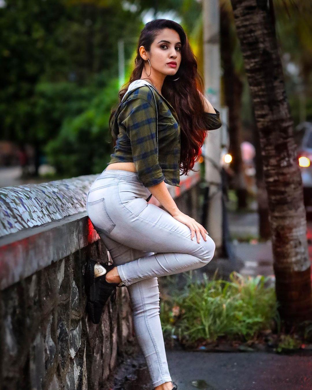Priyanka Kholgade hot and sexy stills | Priyanka Kholgade exposing hot and spicy Photos