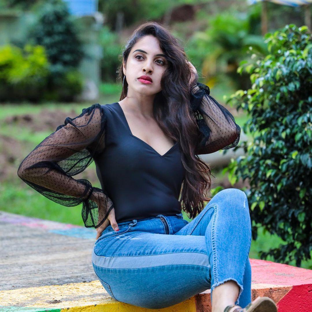 Priyanka kholgade looking very attractive hot photos | south indian actress Priyanka kholgade