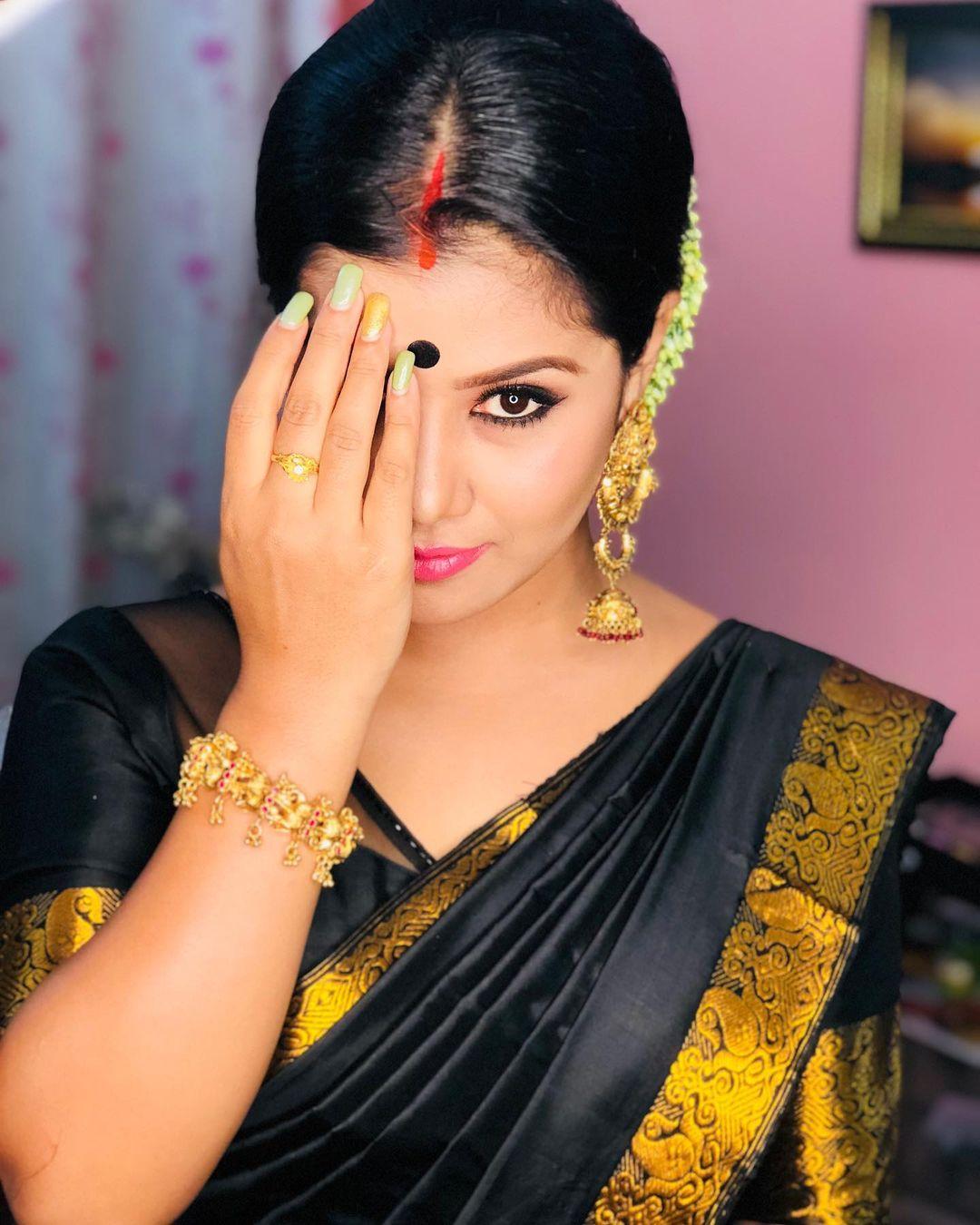 Amrita Gogoi in saree hot photos gallery | Assamese actress Amrita Gogoi hot cleavage photo gallery