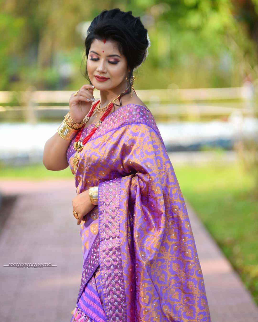 Amrita Gogoi in saree hot photos gallery | Assamese actress Amrita Gogoi looking very attractive hot photos