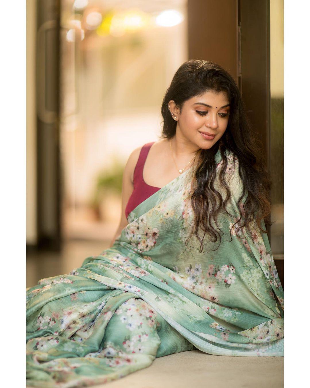 Gayathri shan exposing very hot and spicy Photos | South indian actress Gayathri shan exposing in sleevelesssaree