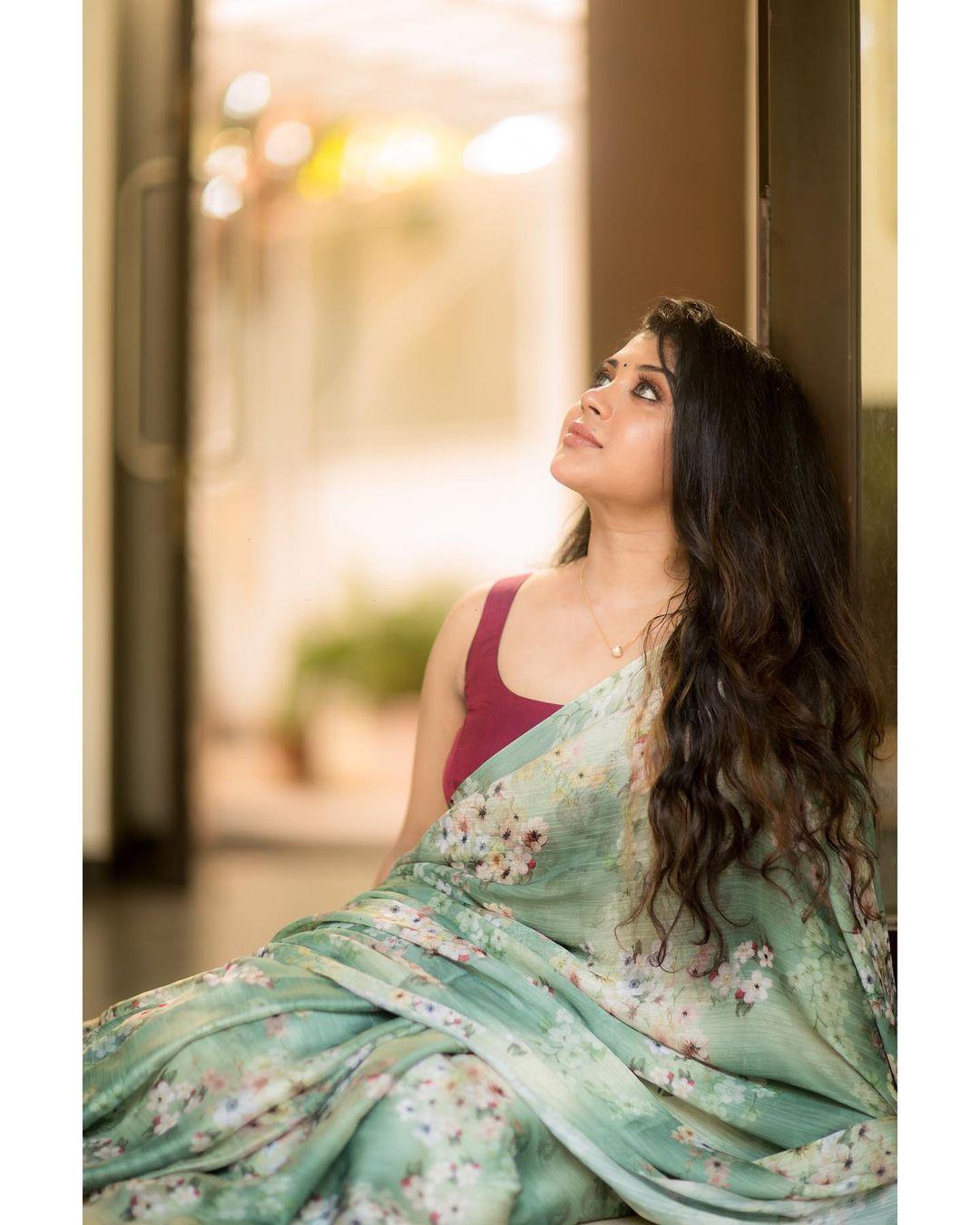Gayathri shan hot and sexy stills| South indian actress Gayathri shan exposing in sleevelesssaree