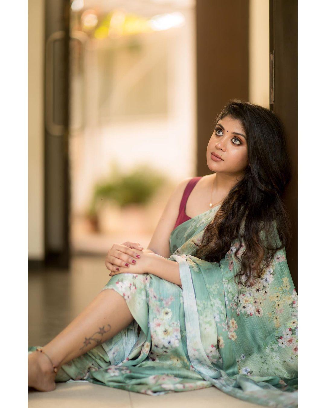 Gayathri shan looking very beautiful photo gallery| South indian actress Gayathri shan exposing in sleevelesssaree