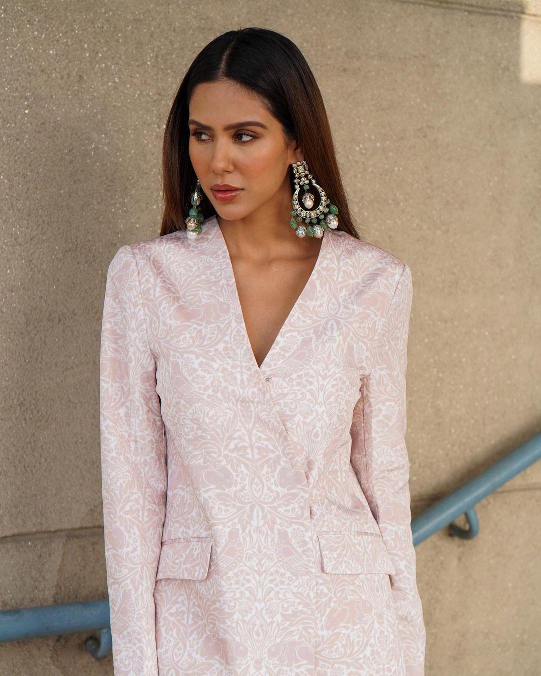 Sonam Bajwa exposing hot photos gallery| bollywood actress Sonam Bajwa hot and sexy photoshoot