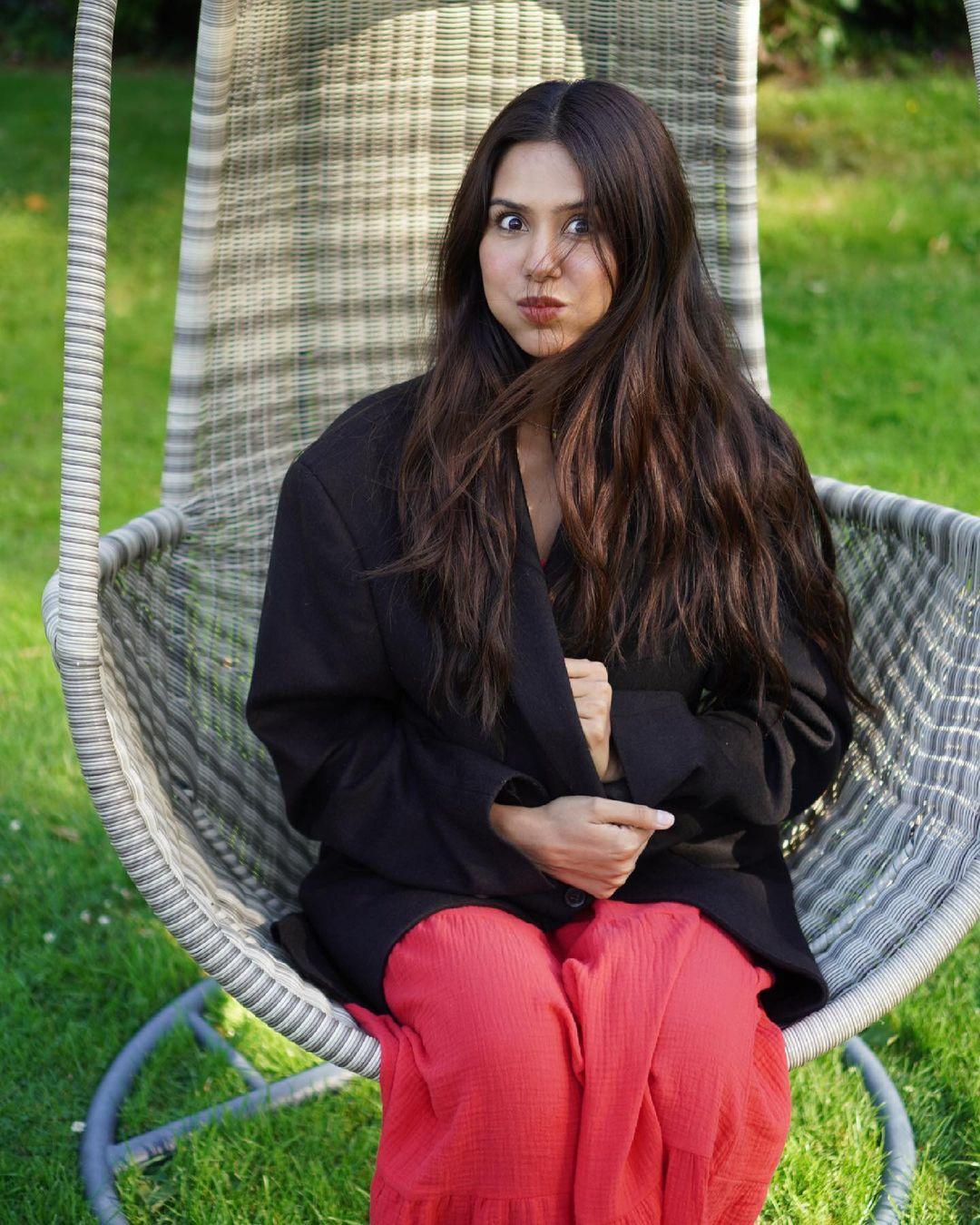 Sonam Bajwa looking very attractive hot photos| bollywood actress Sonam Bajwa hot and sexy photoshoot