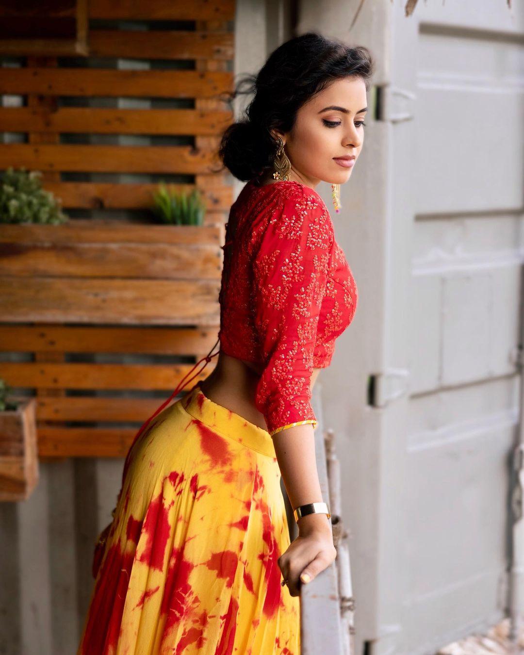 Shobhita Rana exposing navel hot photos| South indian actress Shobhita Rana in half saree hot photos