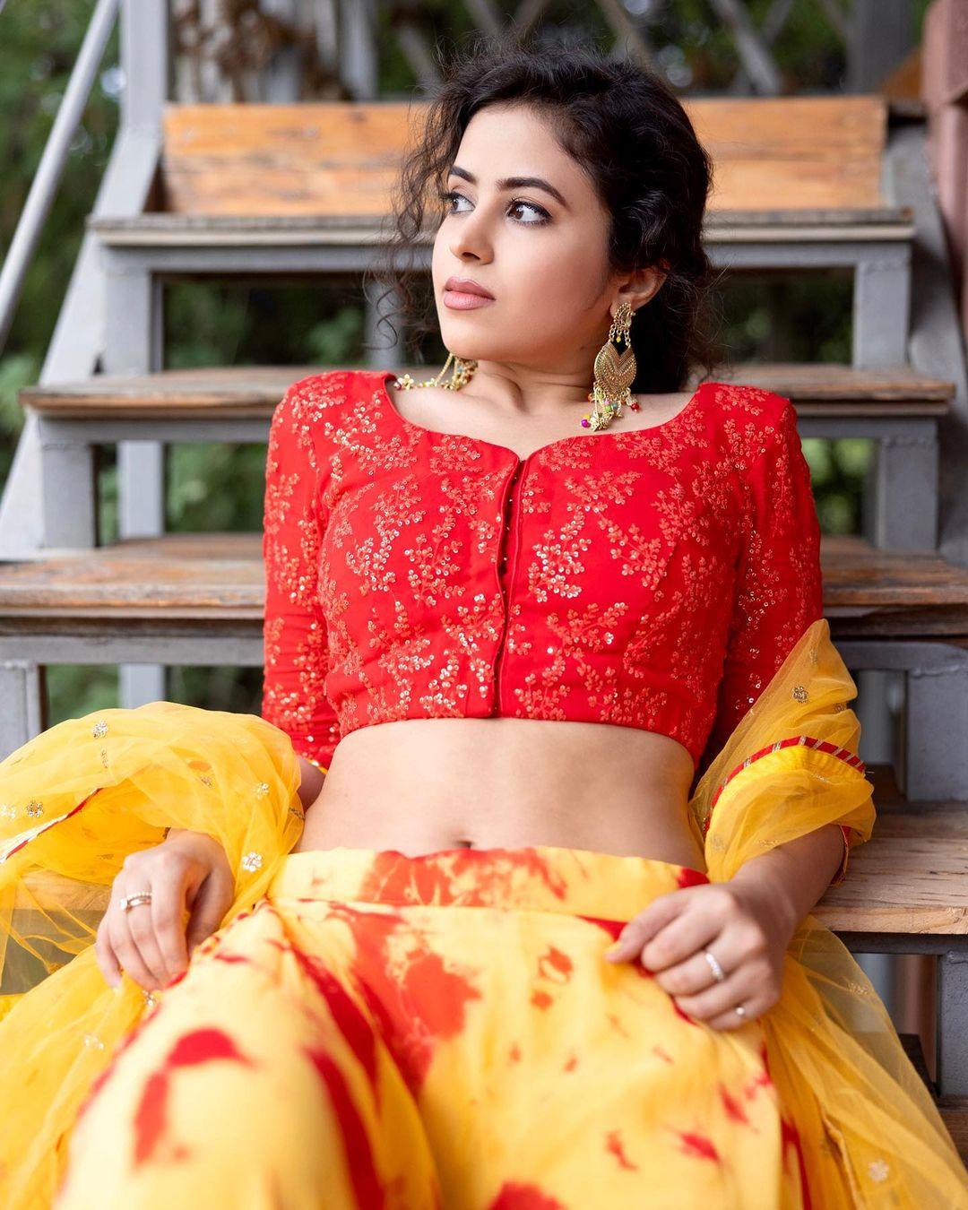 Shobhita Rana looking very attractive hot photos | South indian actress Shobhita Rana in half saree hot photos
