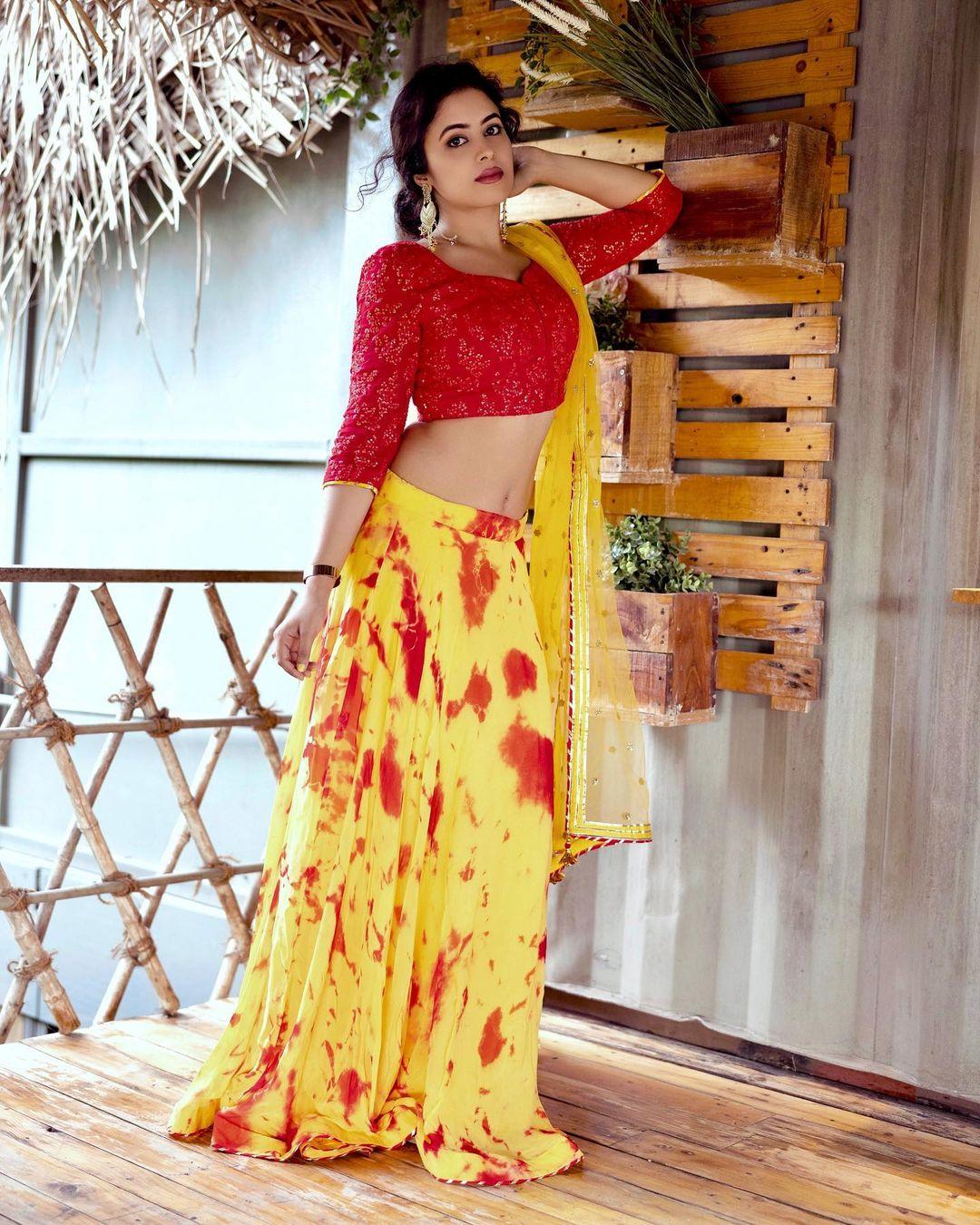 Shobhita Rana very Glamorous photos| South indian actress Shobhita Rana in half saree hot photos