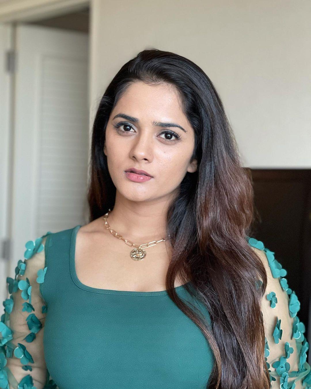 Bhagyashree exposing very hot photos | Bhagyashree exposing hot photos gallery