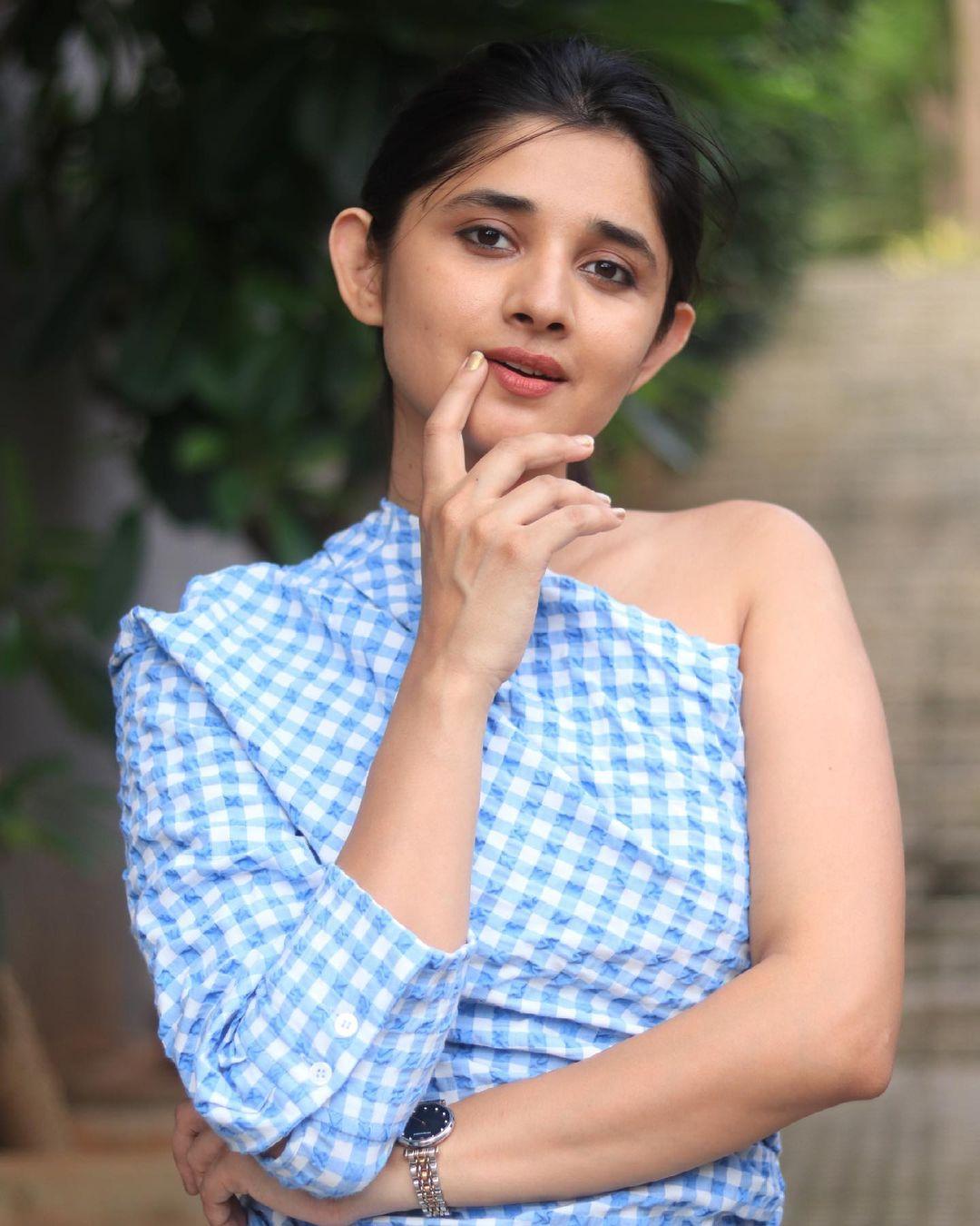 Kanika Mann hot and spicy Photos| Kanika Mann glamorous and cute photos gallery