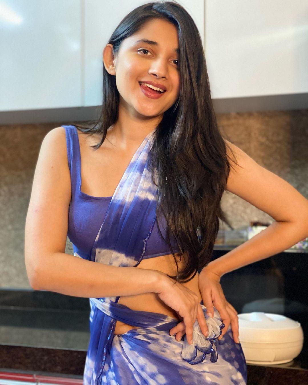 Kanika Mann very glamorous pictures | punjabi model Kanika Mann in saree exposing hot photos