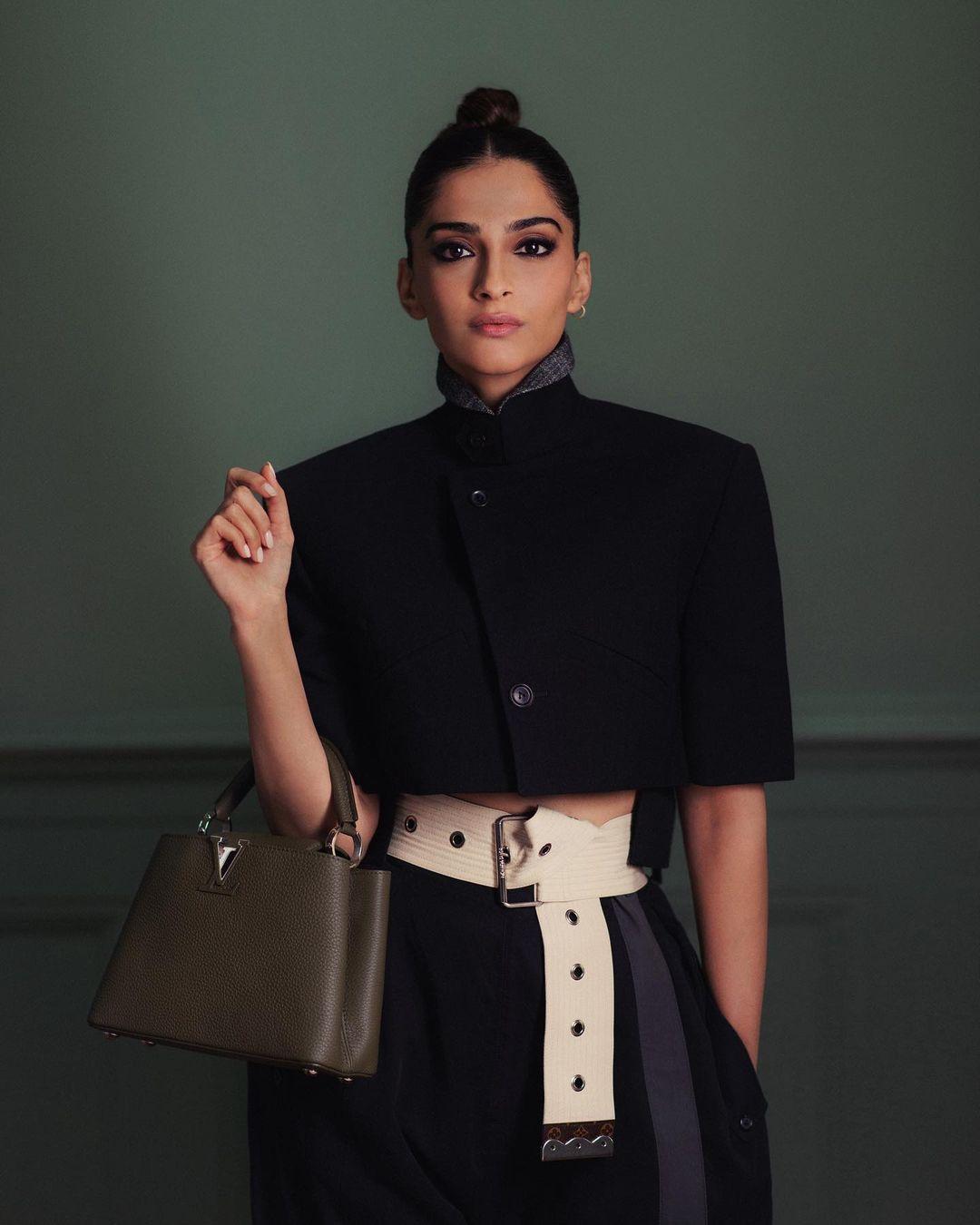 Sonam Kapoor exposing latest hot photos gallery| bollywood actress Sonam Kapoor latest glamorous pictures