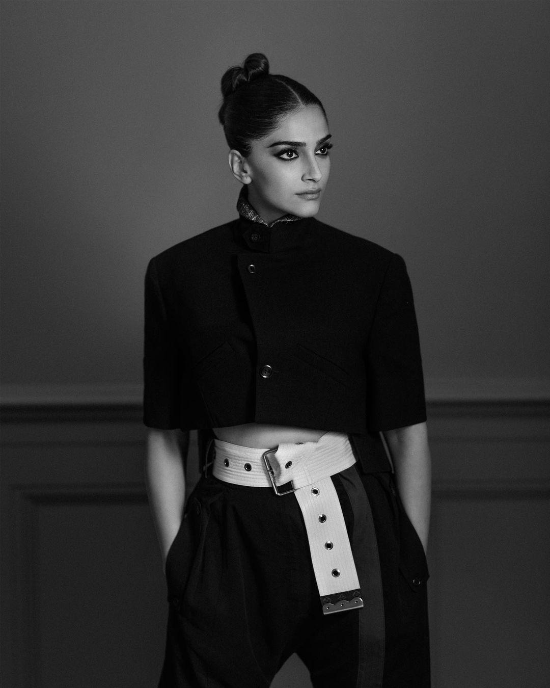 Sonam Kapoor looking very glamorous pictures | bollywood actress Sonam Kapoor latest glamorous pictures