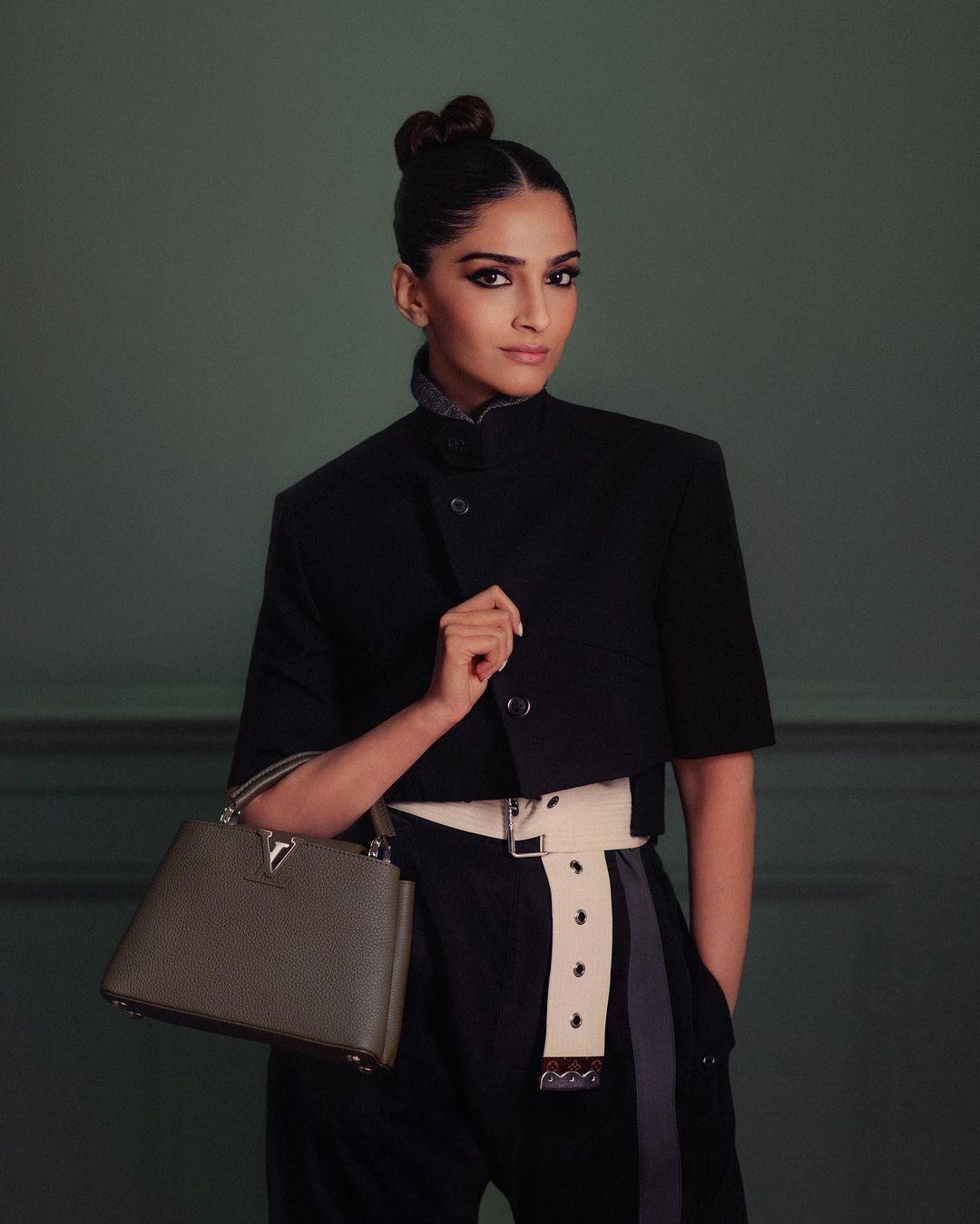 Sonam Kapoor very glamorous photos| bollywood actress Sonam Kapoor latest glamorous pictures