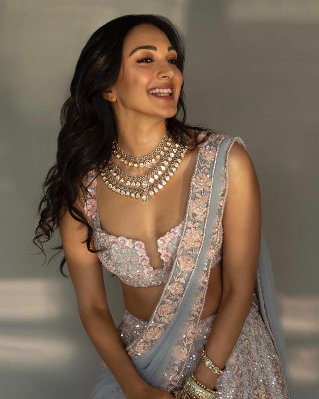 Kiara Advani in Saree exposing hot photos | Kiara Advani looking very beautiful and cute photos