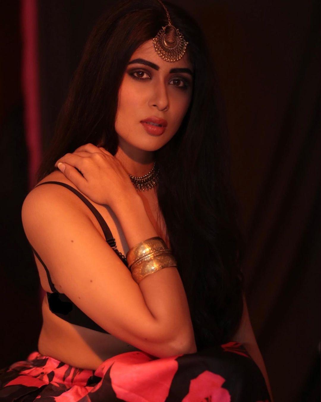 Actress Nikita Sharma looking very glamorous photos | Nikita Sharma very glamorous and cute photos