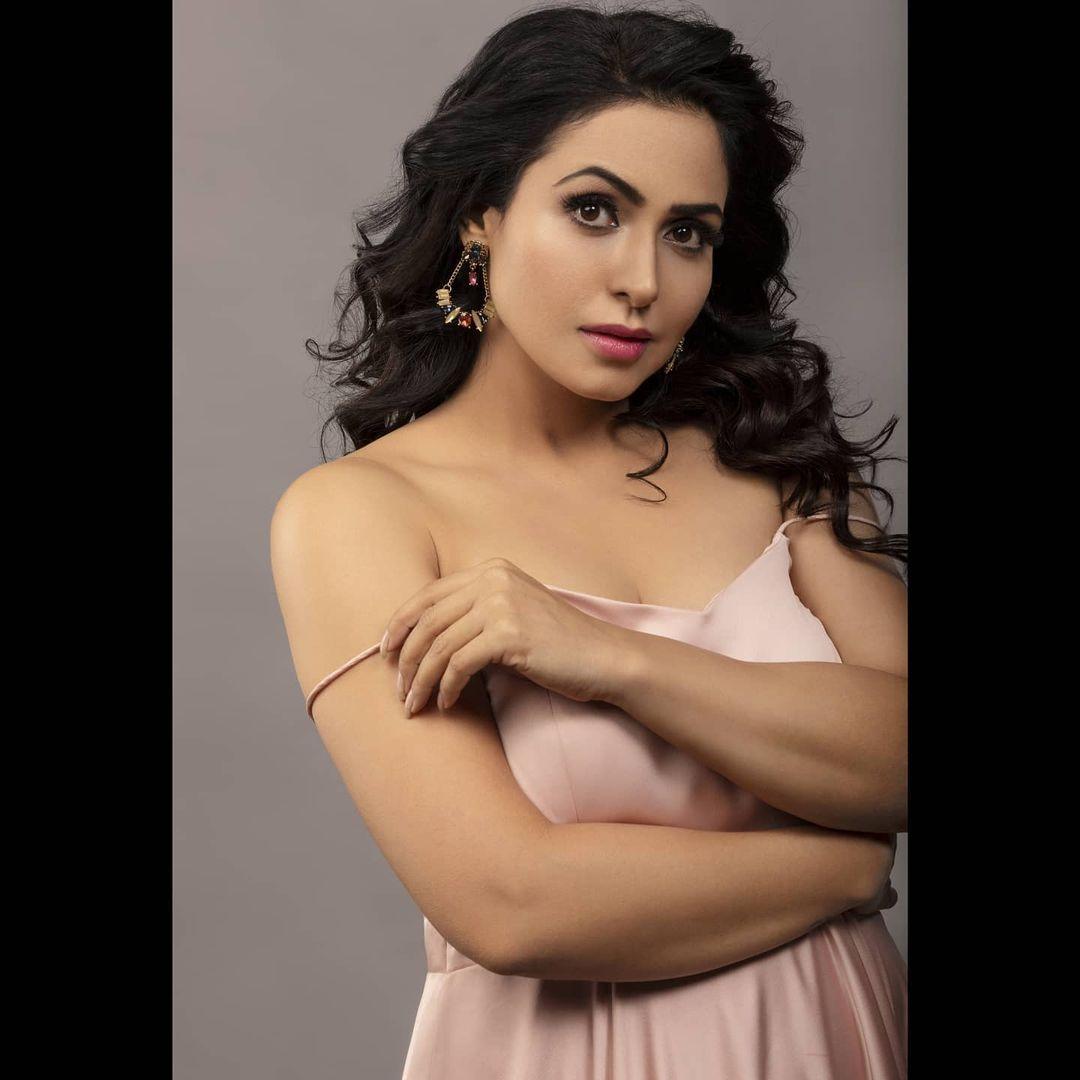 Nandini rai exposing very hot and glamorous pictures| Nandini rai very glamorous and cute photos