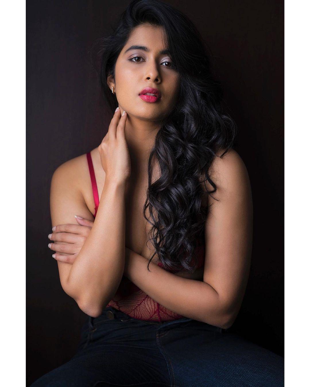 Serial actress Nikita Sharma latest hot photos gallery | Nikita Sharma exposing cleavage hot photos gallery