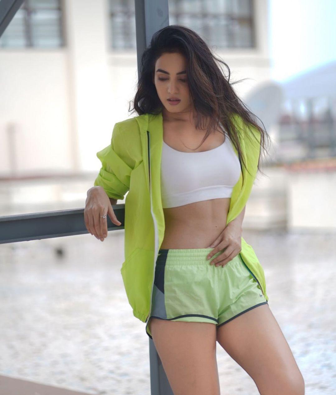 Sonal chauhan hot and spicy Photos | sonal chauhan very glamorous ...