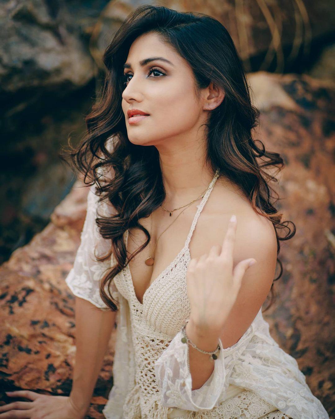 Donal Bisht beautiful and sexy stills | Actress Donal Bisht exposing cleavage photos