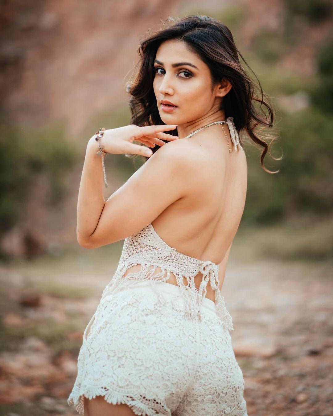 Donal Bisht latest hot and sexy photoshoot | Actress Donal Bisht exposing cleavage photos