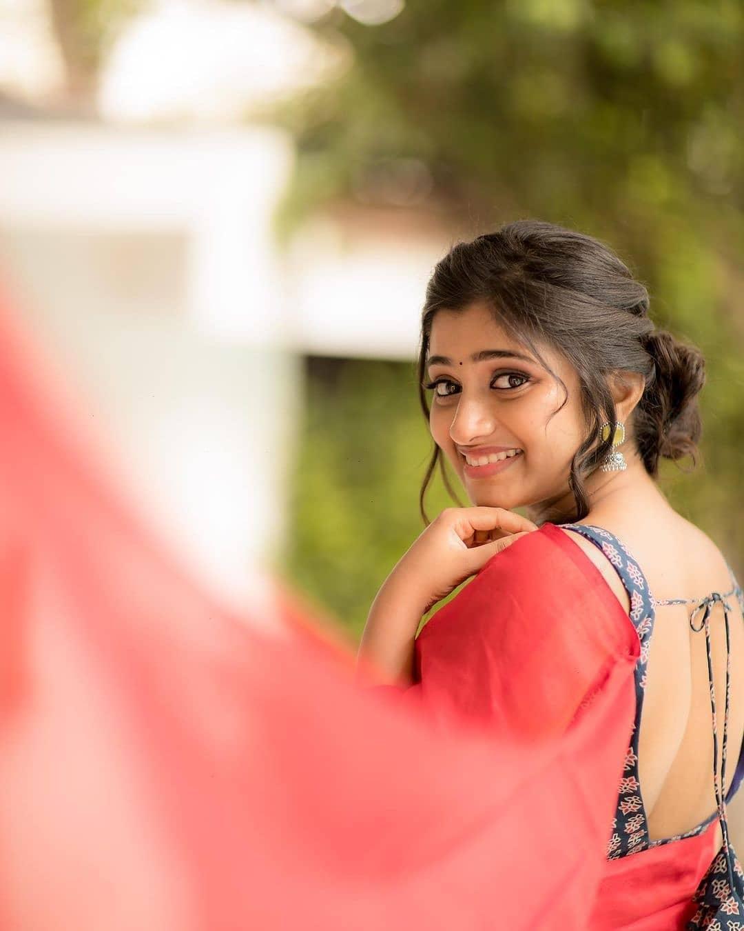 Tamil hot actress Archana R hot saree photos | Archana R in red color saree photos