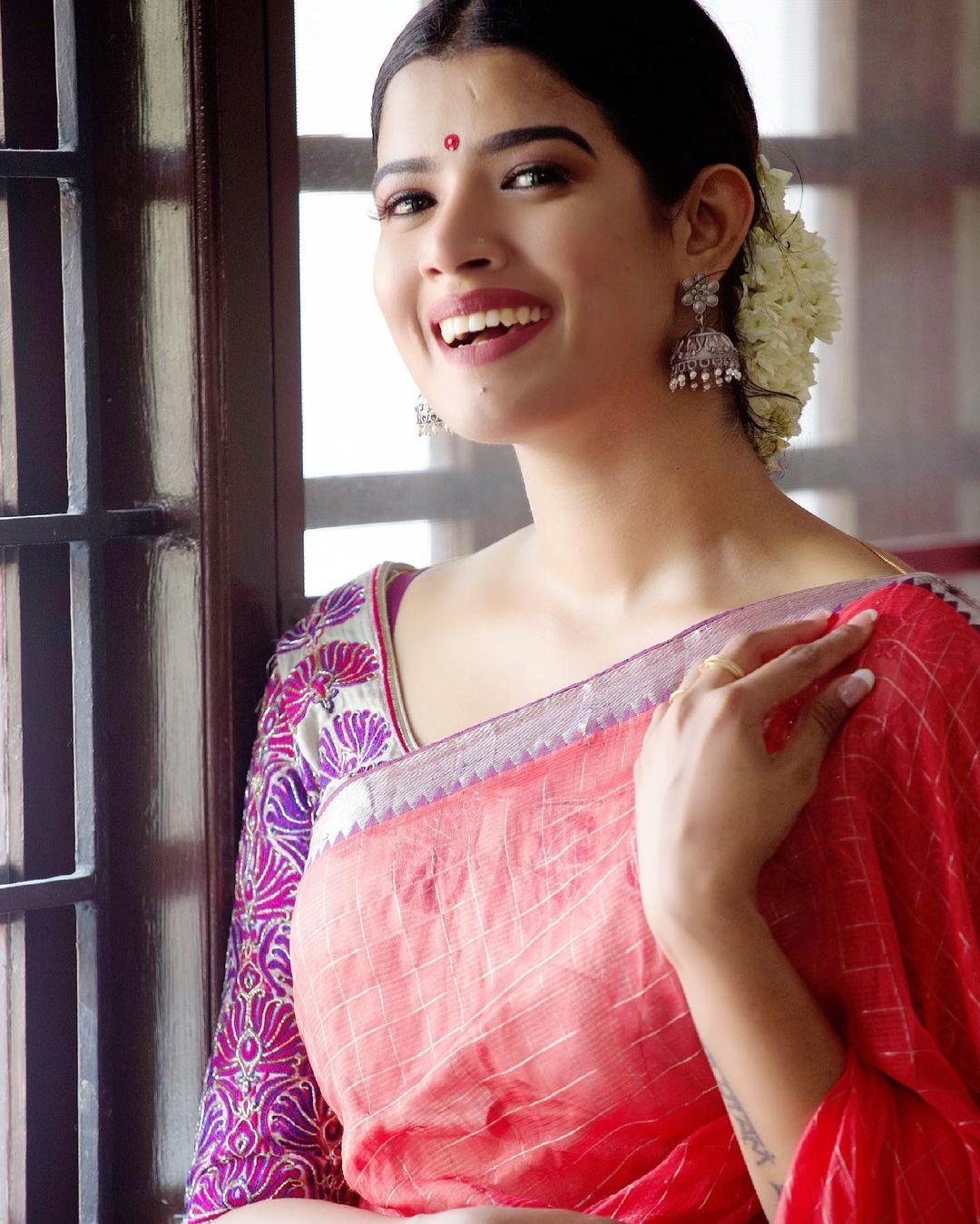 Amrutha suresh in saree beautiful photos