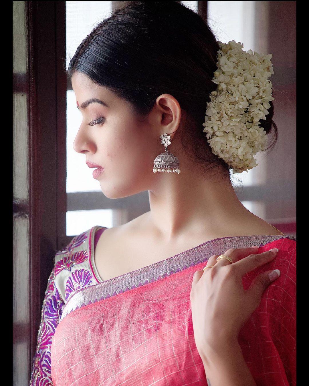Amrutha suresh in saree latest design photos gallery