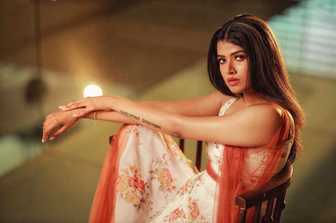 Malayalam singer Amrutha suresh exposing latest hot stills