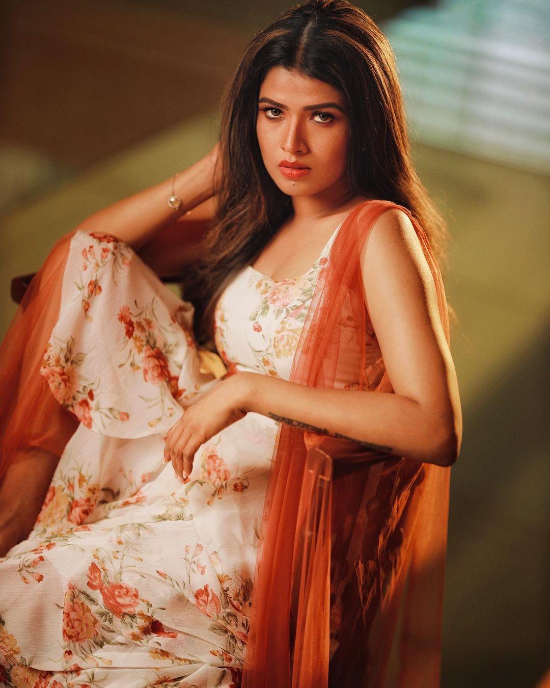Malayalam singer Amrutha suresh looking very attractive hot photos