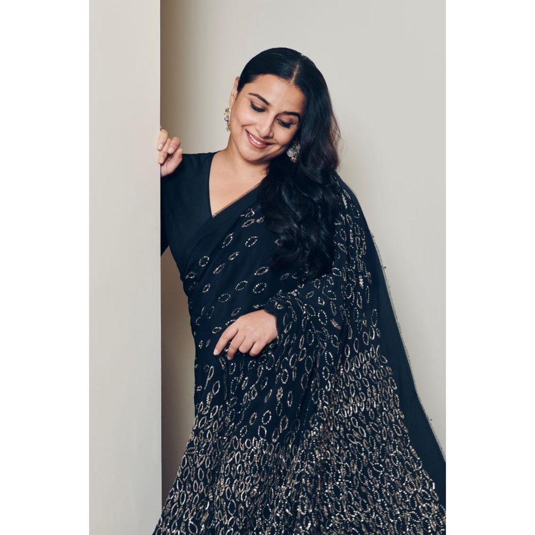 Actress Vidya Balan looking very hot photos | Bollywood actress Vidya Balan hot photos