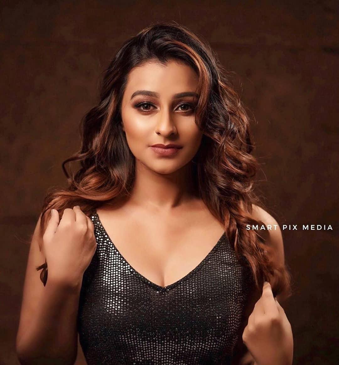 Gaadha hot and sexy photoshoot | Gaadha very cute and exposing photos gallery