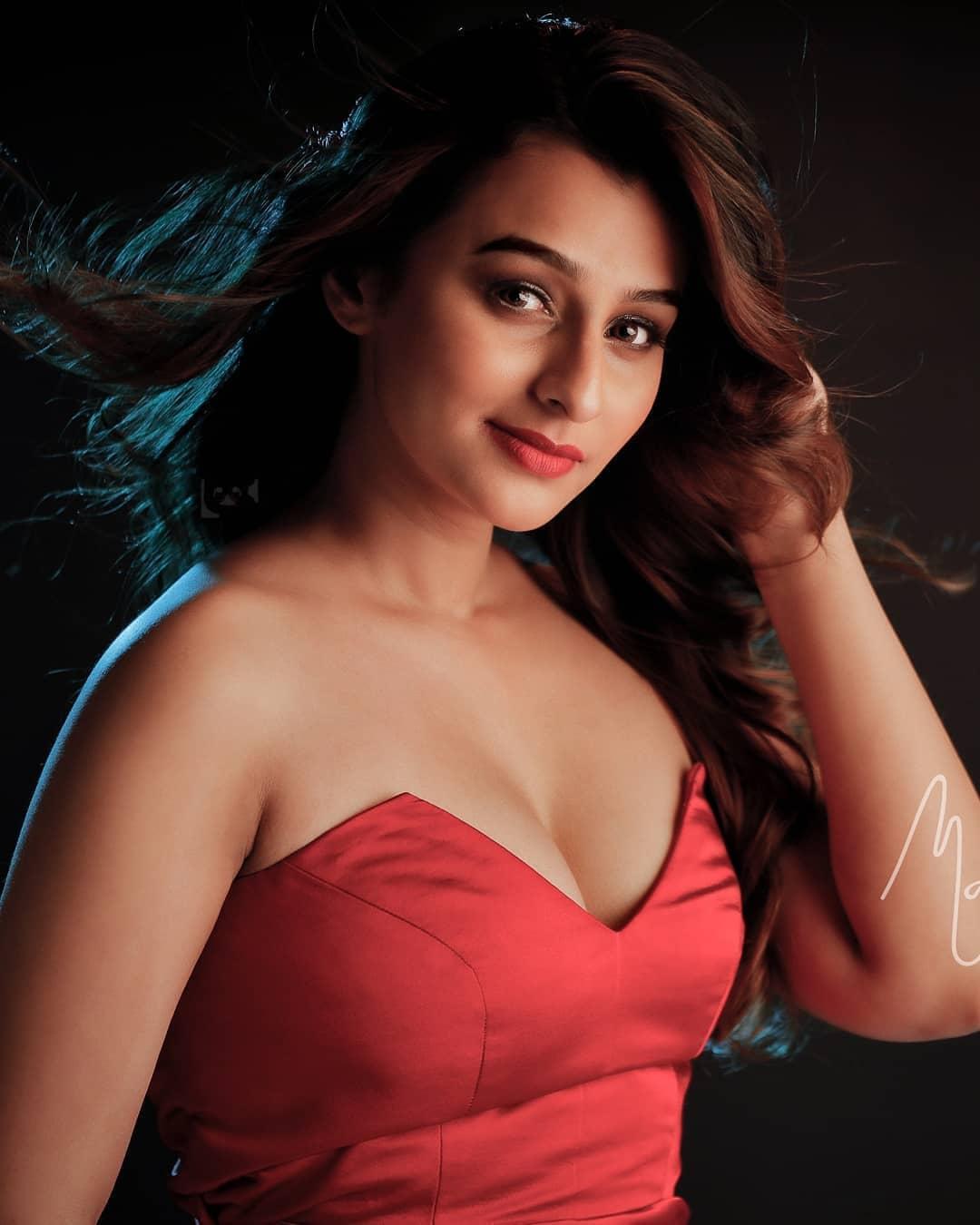 Gaadha very hot and sexy stills | Gaadha very cute and exposing photos gallery