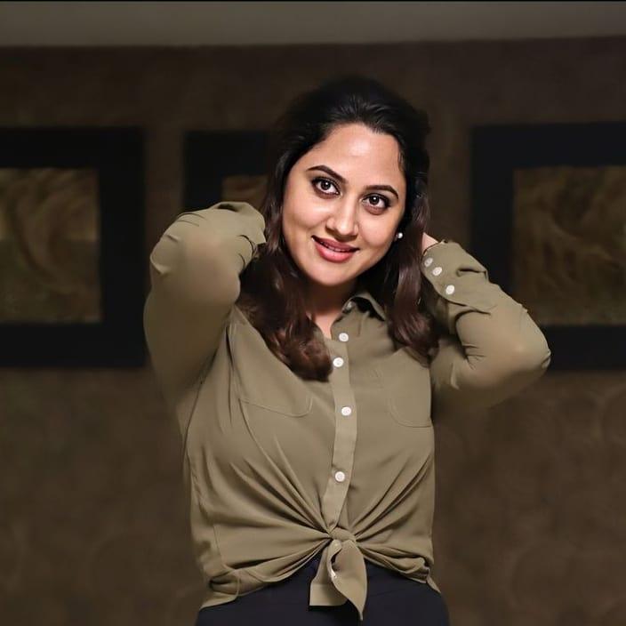 Mia George exposing very hot stills| south indian actress Mia George latest hot photos