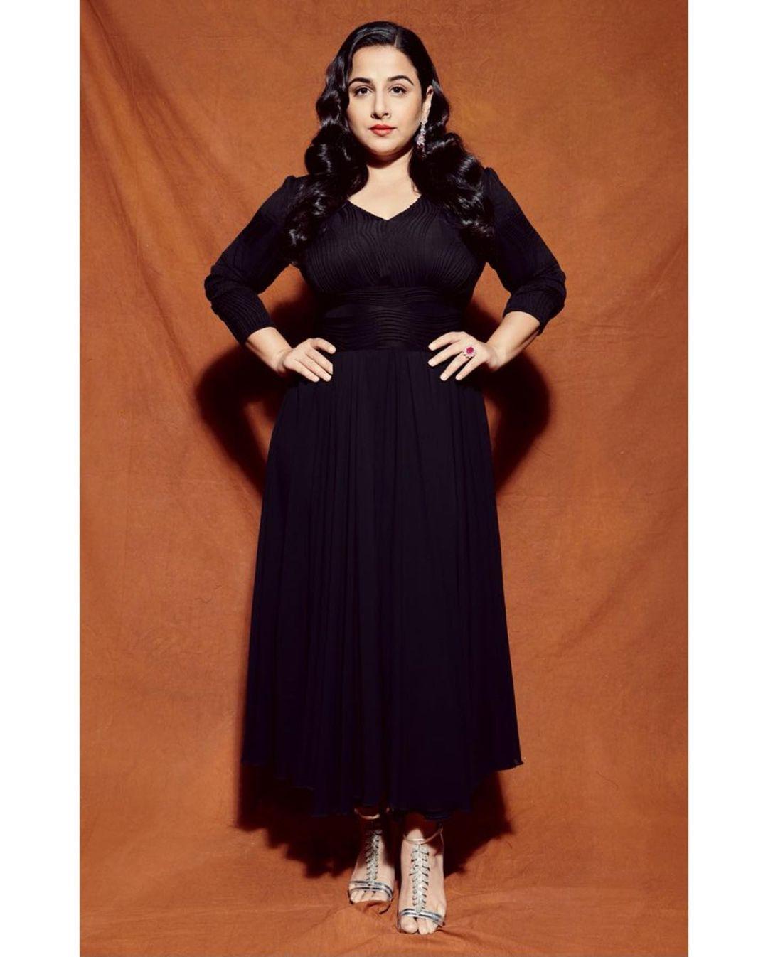 Vidya Balan exposing very sexy photo gallery | Bollywood actress Vidya Balan hot photos