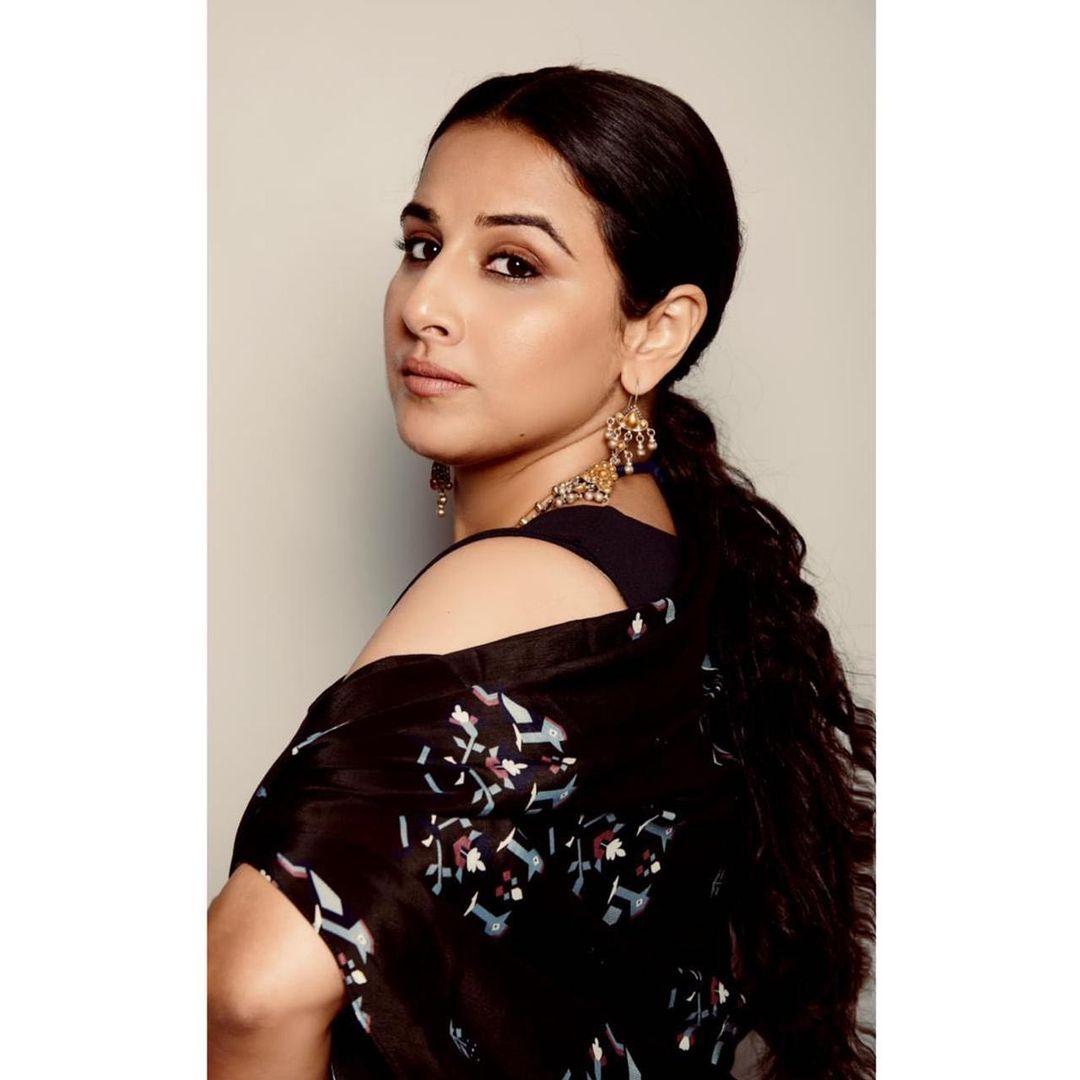 Vidya Balan looking very hot photos | Bollywood actress Vidya Balan hot photos
