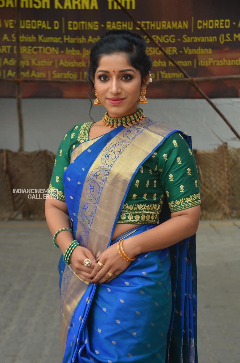 kavya suresh exposing very hot stills | kavya suresh in blue saree hot photos