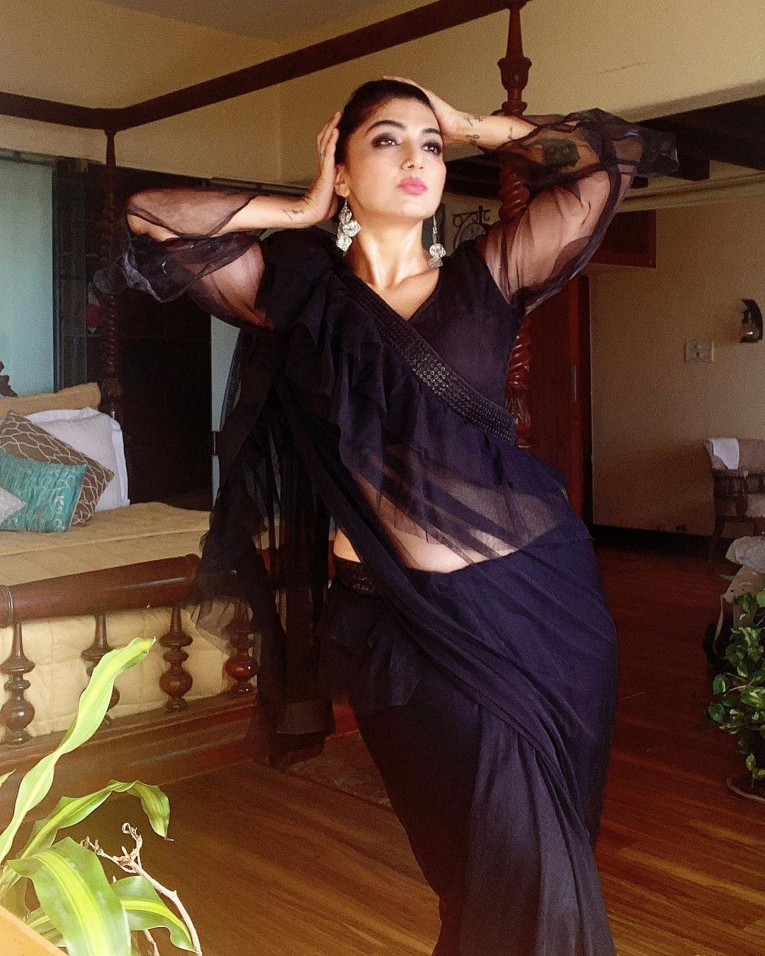 Aartii Naagpal in black transparent saree exposing sexy photos