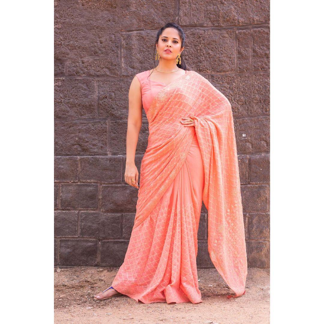 Actress Anasuya Bharadwaj hot and sexy stills| Anasuya Bharadwaj looking very glamorous and hot stills