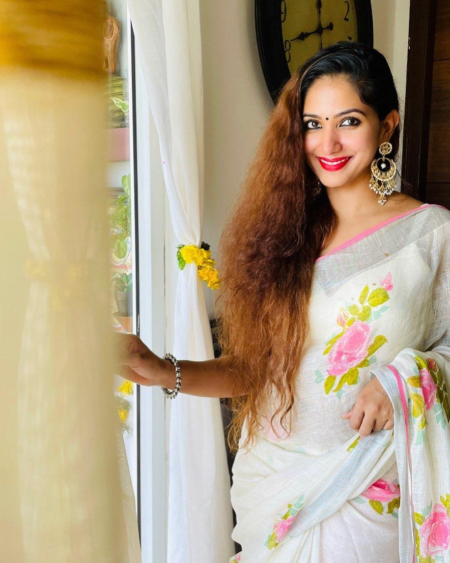 Actress Priya Mohan hot and sexy pics | Priya Mohan very glamorous and sexy photos